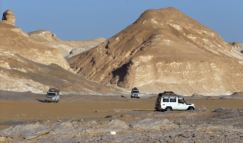 Four-wheel drive cars cross the Egyptian western desert and the Bahariya Oasis southwest of Cairo in this picture taken on May 15, 2015. (Reuters / Amr Abdallah Dalsh) 