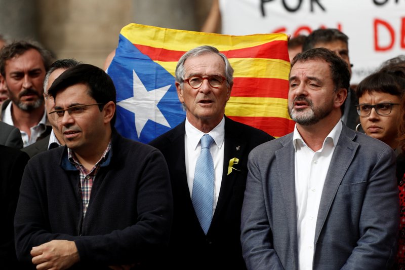 Former Barcelona's mayor Xavier Trias (C) stands in front of an Estelada (Catalan separatist flag) as he gathers at Sant Jaume square to demand the freedom of the leaders of two of the largest Catalan separatist organizations, Catalan National Assembly's 