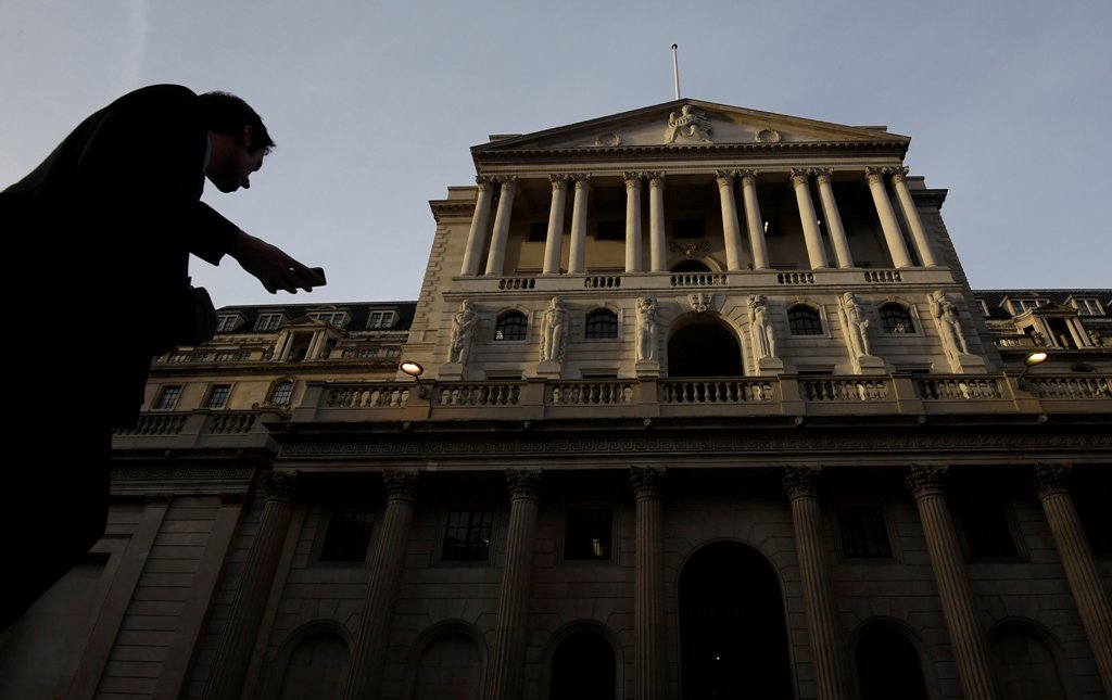 A worker walks past the Bank of England in the City of London, Britain November 1, 2017. REUTERS/Toby Melville
