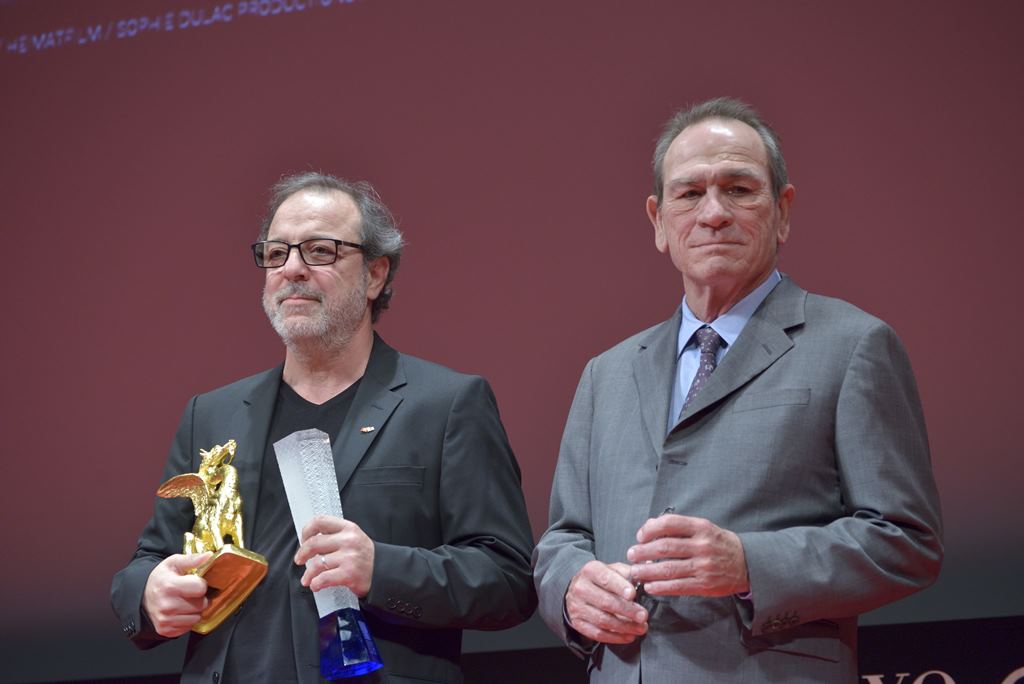 TOKYO, JAPAN: Turkish movie Director Semih Kaplanoglu (L) receives the Tokyo Grand Prix and The Governor of Tokyo Award from the President of Jury Tommy Lee Jones (R) for the movie 'GRAIN' during the closing ceremony of the 30th Tokyo International Film F