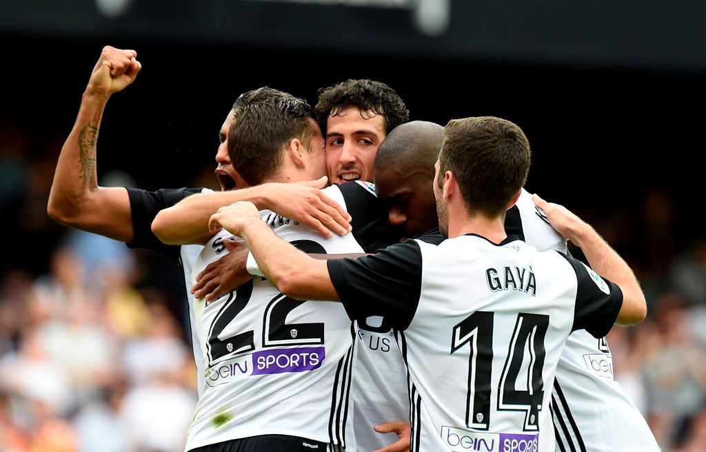 Valencia's Spanish forward Santiago Mina Lorenzo (2L) celebrates a goal with teammates during the Spanish league footbal match Valencia CF vs Club Deportivo Leganes SAD at the Mestalla stadium in Valencia on November 4, 2017. (AFP / JOSE JORDAN)