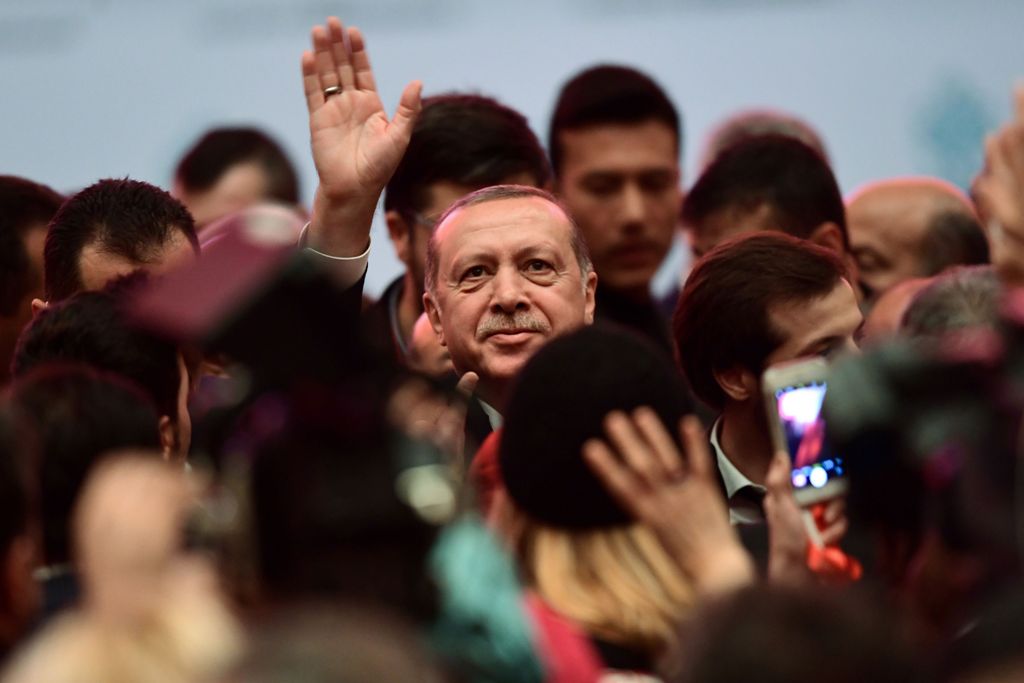 Turkish President Recep Tayyip Erdogan (C) waves to supporters on November 6, 2017 during the launch of a project to built a new opera house in Istanbul.   AFP / OZAN KOSE
