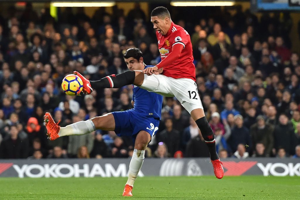 Chelsea's Spanish striker Alvaro Morata (L) vie with Manchester United's English defender Chris Smalling during the English Premier League football match between Chelsea and Manchester United at Stamford Bridge in London on November 5, 2017. AFP / Glyn KI