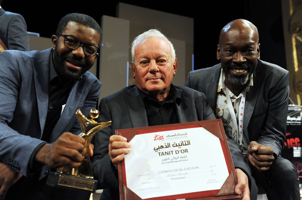 Director Licinio Azevedo (C), flanked by actors Matamba Joaquim (L) and Thiago Justino, poses after receiving the Tanit d'Or award for his film 
