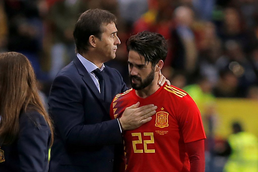 Spain’s Isco after sustaining an injury and Spain coach Julen Lopetegui REUTERS/Jon Nazca
