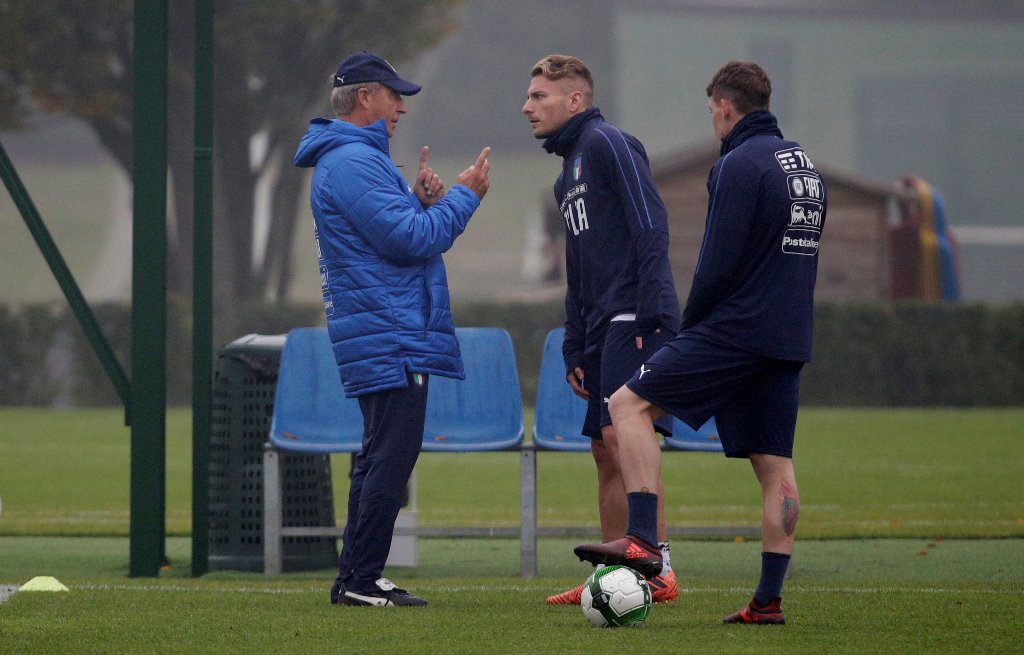Italy coach Gian Piero Ventura speaks with Ciro Immobile during training REUTERS/Max Rossi
