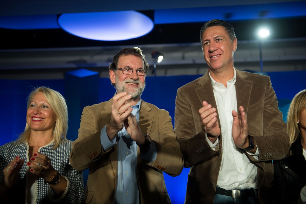 Spanish Prime Minister Mariano Rajoy (C), Leader of the Catalan Popular Party (PPC) Xavier Garcia Albiol (R) and Spanish Minister of Defence Maria Dolores de Cospedal (not seen) applause during their meeting in Barcelona, Spain on November 12, 2017.  ( Lo