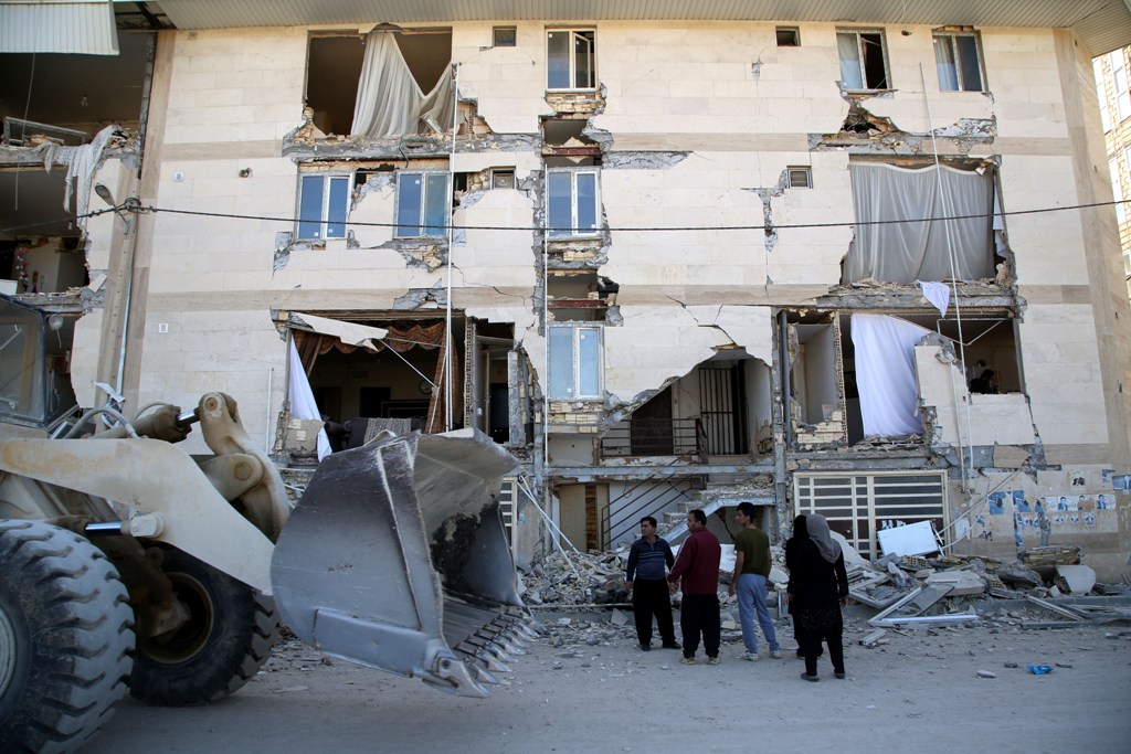 Earthquake survivors waits at the outside of the damaged and collapsed buildings in Sarpol-e Zahab town of Kermanshah, Iran on November 13, 2017 following a 7.3 magnitude earthquake that hit the Iraq and Iran. Fatemeh Bahrami - Anadolu Agency
