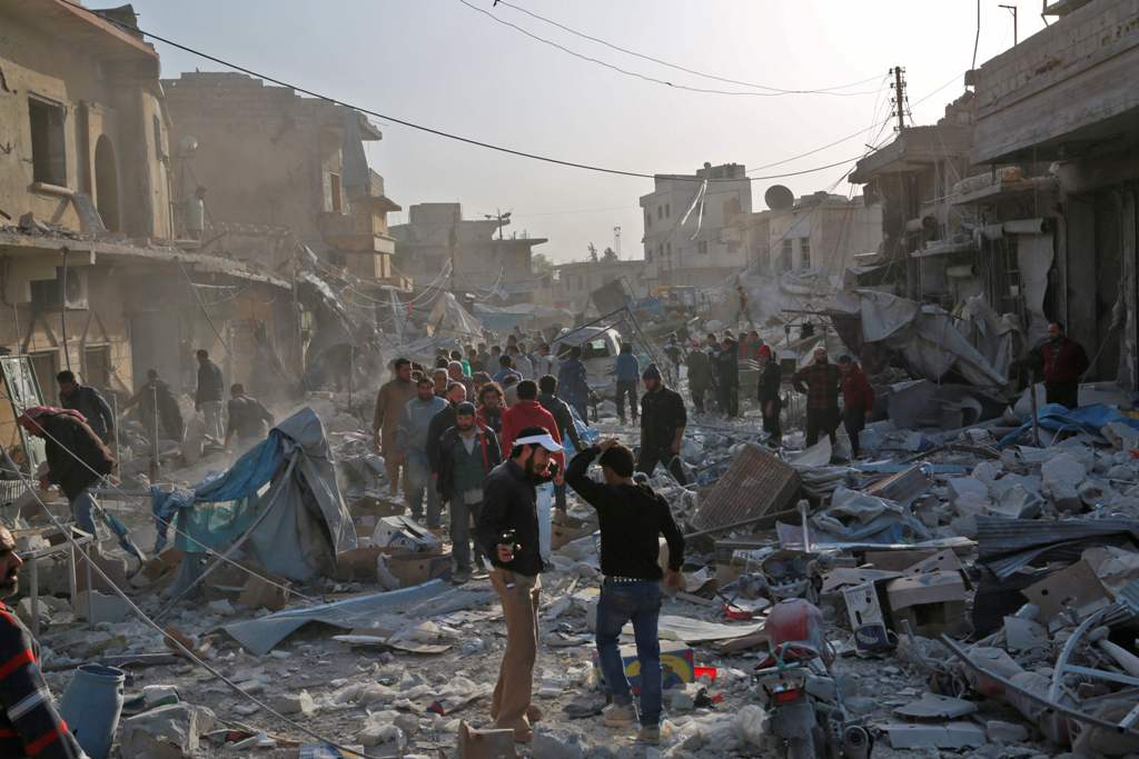 Syrians dig through the debris of a building as they search for survivors following a reported airstrike on the rebel-held town of Atareb in Syria's northern Aleppo province on November 13, 2017.  AFP / Zein Al RIFAI
