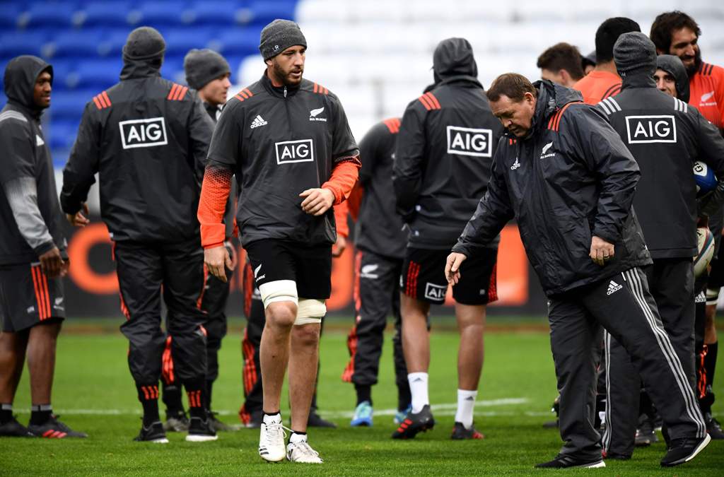 New Zealand's head coach Steve Hansen (R) speaks with lock Luke Romano during a training session on the eve of the friendly rugby union international match between France and New Zealand All Blacks on November 13, 2017 at the Groupama stadium in Decines-C