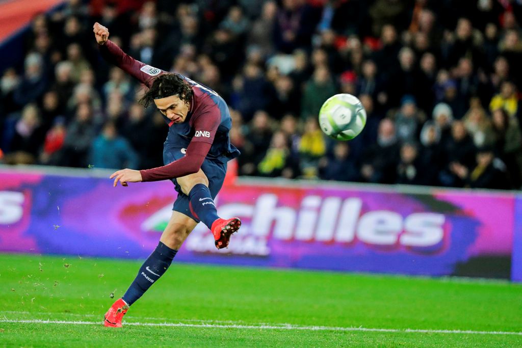 Paris Saint-Germain's Uruguayan forward Edinson Cavani shoots on goal during the French L1 football match between Paris Saint-Germain (PSG) and Nantes (FCN) at the Parc des Princes stadium in Paris on November 18, 2017. (AFP / Thomas SAMSON)