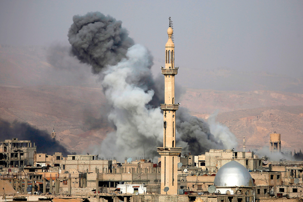 Smoke rises following an air strike on the rebel-held besieged town of Arbin, in the Eastern Ghouta region on the outskirts of Damascus, on November 18, 2017. / AFP / Amer ALMOHIBANY