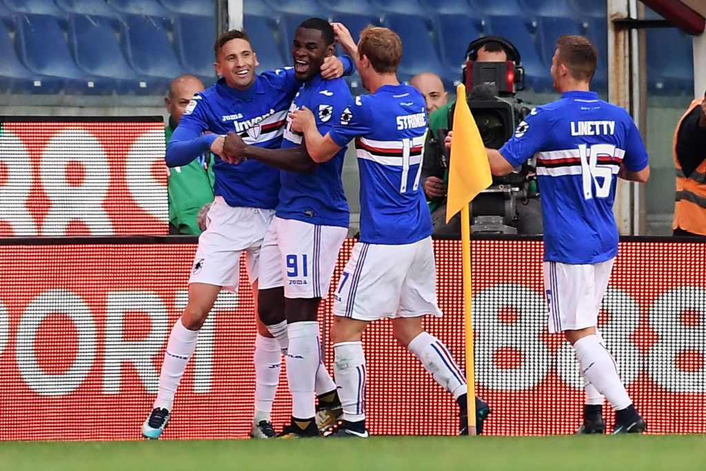 Sampdoria's forward Duvan Zapata from Colombia (2nd L) celebrates with teammates after scoring during the Italian Serie A football match Sampdoria Vs Juventus on November 19, 2017 at the 'Luigi Ferraris' Stadium in Genoa. / AFP / MARCO BERTORELLO
