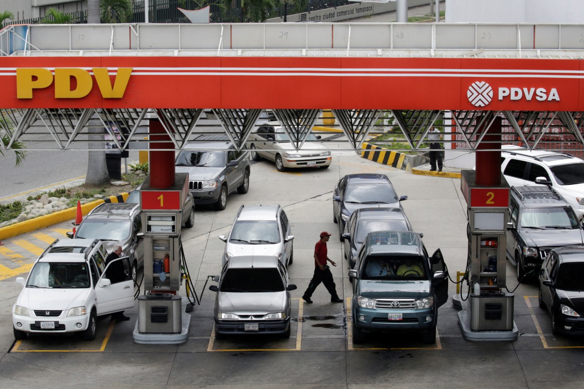 Motorists line up for fuel at a gas station of Venezuelan state-owned oil company PDVSA in Caracas, Venezuela September 21, 2017. Reuters/Marco Bello
