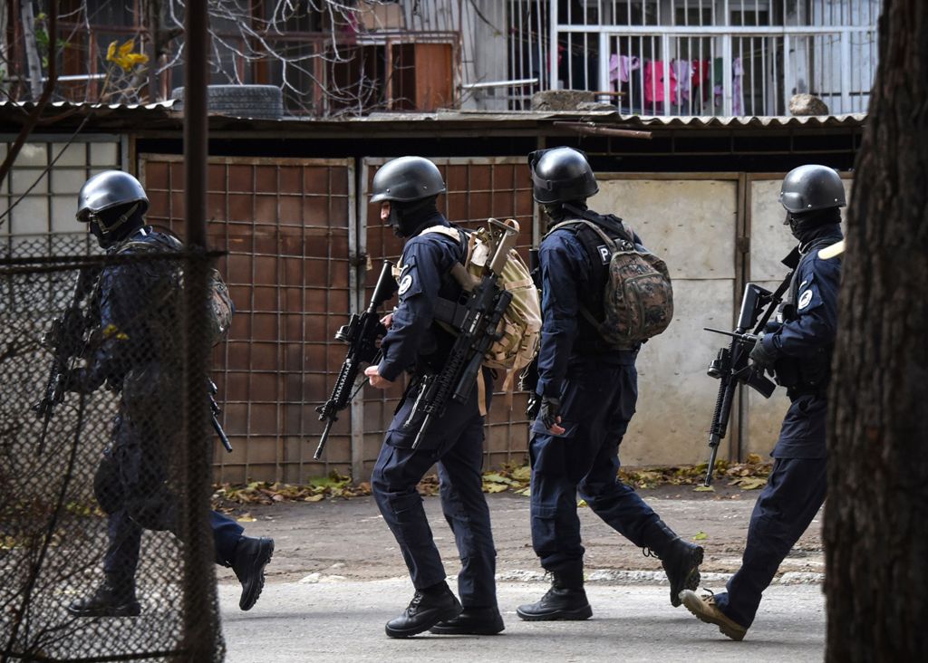 Georgian armed counter-terrorist units move around an apartment block in Tbilisi on November 22, 2017, as part of a special operation. AFP / Vano Shlamov
