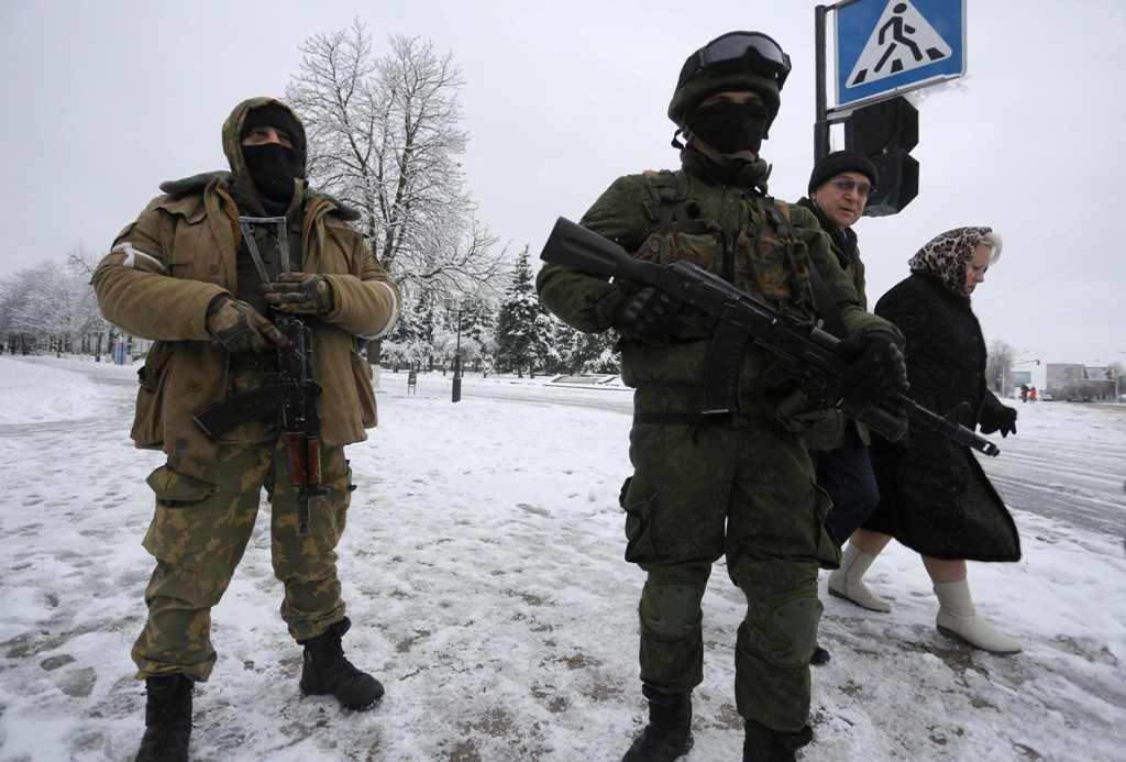 Armed men in military fatigues block access to government buildings in eastern Ukraine's rebel-held Lugansk on November 23, 2017. AFP / Aleksey FILIPPOV
