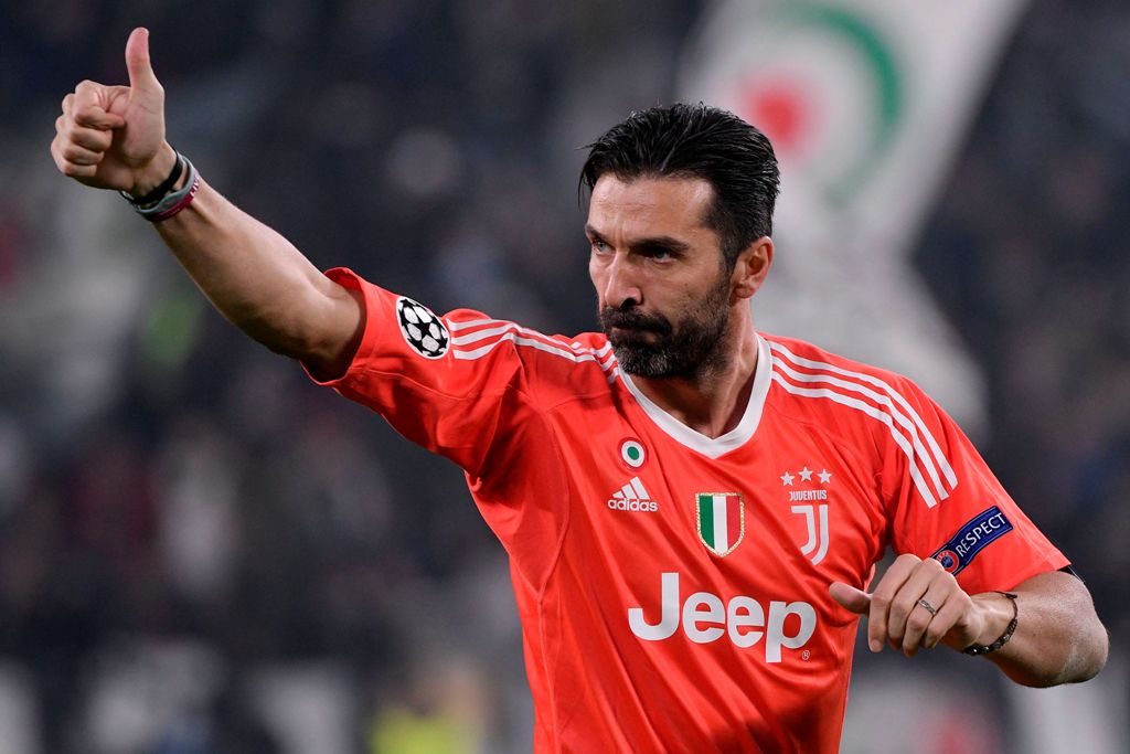 Juventus' goalkeeper from Italy Gianluigi Buffon greets fans at the end of the UEFA Champions League Group D football match Juventus Barcelona on November 22, 2017 at the Juventus stadium in Turin. AFP / Federico TARDITO
