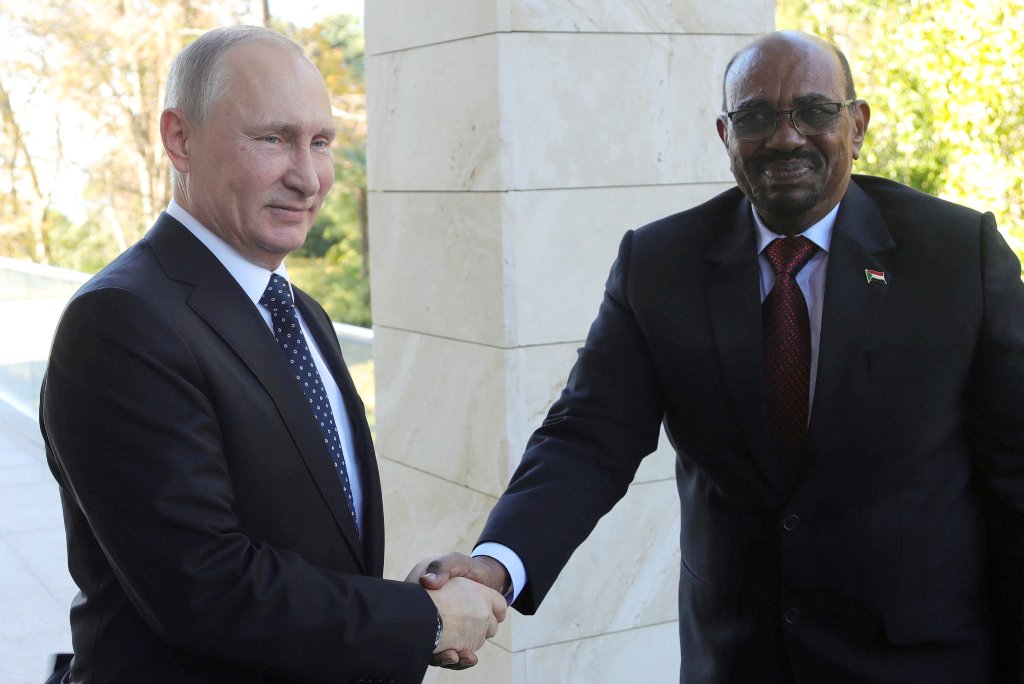 Russian President Vladimir Putin shakes hands with Sudan's President Omar al-Bashir during their meeting in the Black Sea resort of Sochi, Russia, November 23, 2017. Sputnik/Mikhail Klimentyev/Kremlin 
