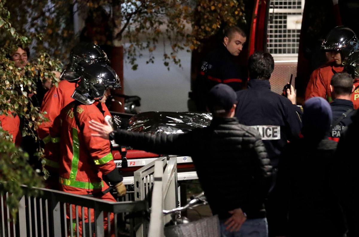  Police officials and rescue personnel transport the body of a tiger which had escaped from a circus into a vehicle in Paris on November 24, 2017, after the tiger was shot following an escape in the French capital. AFP / Thomas Samson