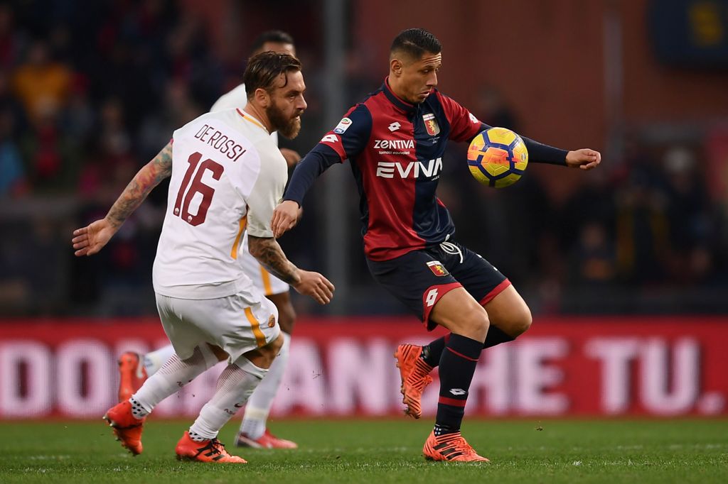 Genoa's forward Gianluca Lapadula (L) vies with Roma's Italian midfielder Daniele De Rossi (L) during the Italian Serie A football match Genoa Vs AS Roma on November 26, 2017 at the 'Luigi Ferraris' Stadium in Genoa. / AFP / Marco BERTORELLO