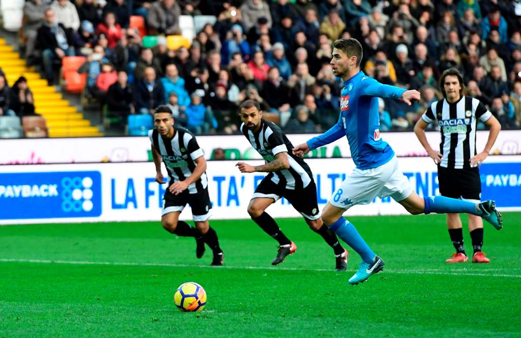 Napoli's Brazilian midfielder Jorge Luiz Jorginho kicks and scores a penalty during the Italian Serie A football match Udinese vs Napoli at the Dacia Arena stadium in Udine on November 26, 2017. / AFP / MIGUEL MEDINA