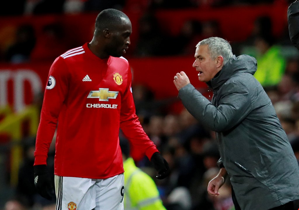 Manchester United manager Jose Mourinho speaks with Romelu Lukaku. Reuters/Jason Cairnduff 