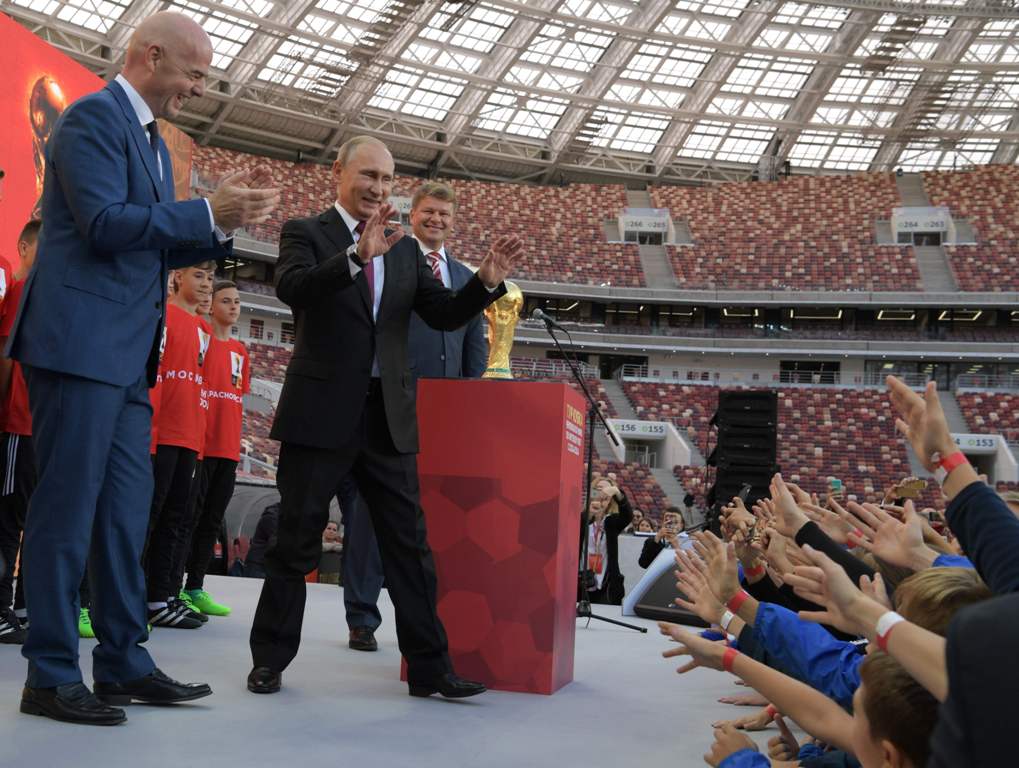(FILES) This file photo taken on September 09, 2017 shows FIFA President Gianni Infantino (L) and Russian President Vladimir Putin (R) smiling during the opening of the trophy tour ceremony at Luzhniki stadium in Moscow.  AFP / SPUTNIK / Alexey DRUZHININ 