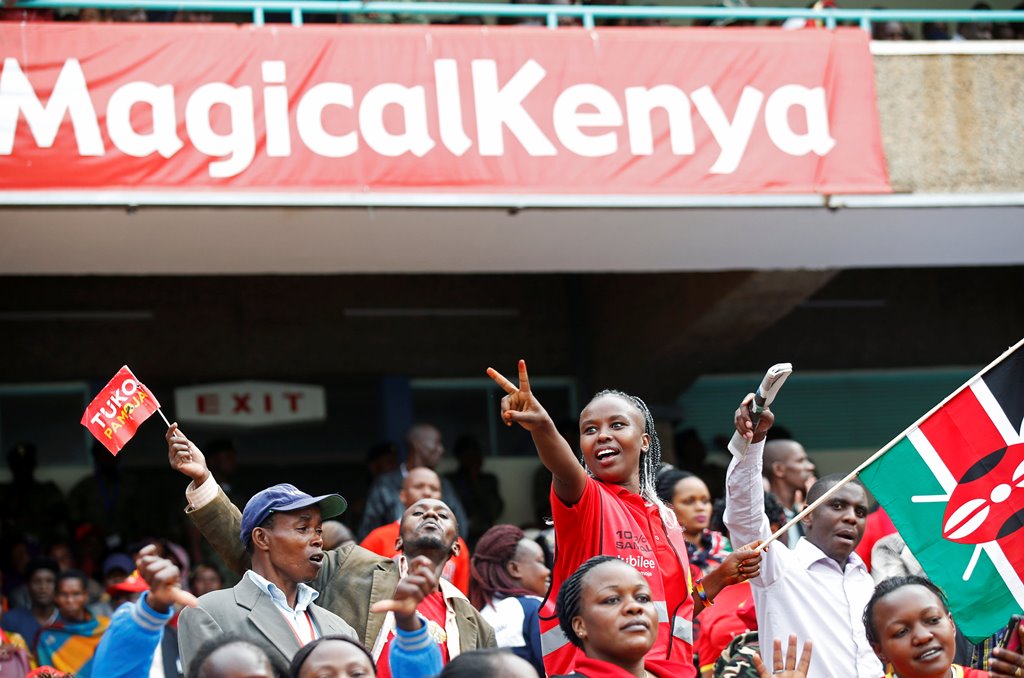 People cheer as they wait for the inauguration ceremony to swear in Kenya's President Uhuru Kenyatta at Kasarani Stadium in Nairobi, Kenya November 28, 2017. REUTERS/Baz Ratner

