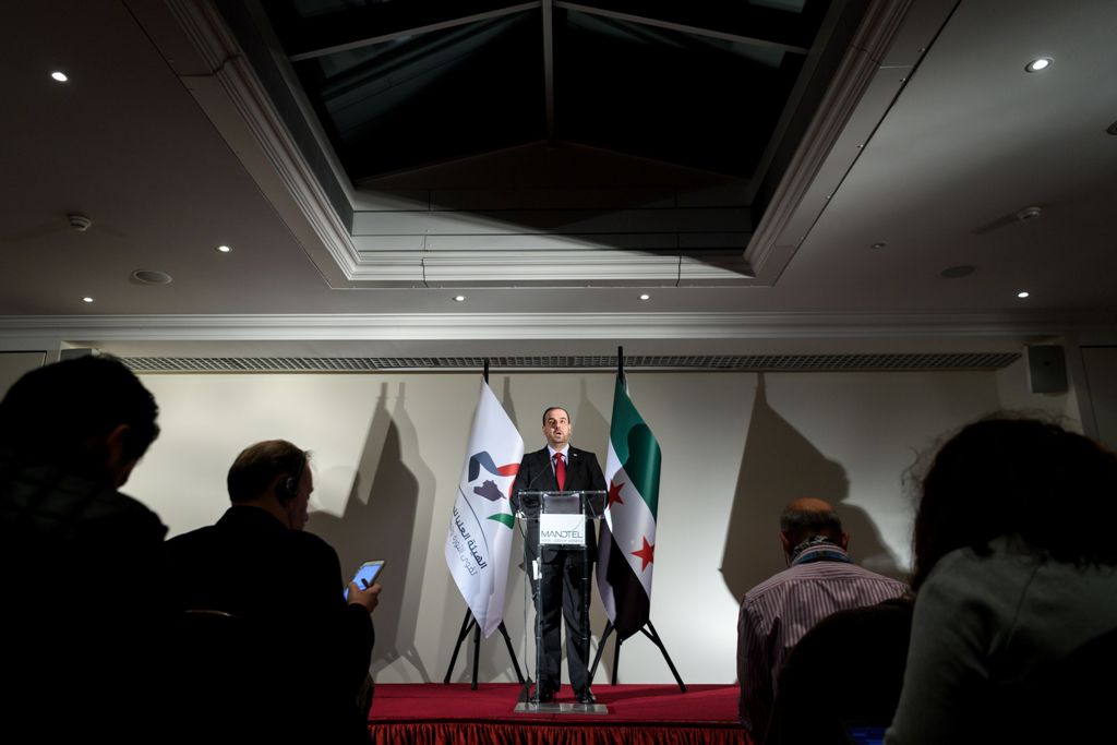 Syria's main opposition High Negotiations Committee (HNC) head Nasr al-Hariri attends a press conference on the eve of a new round of peace talks on November 27, 2017 in Geneva.  AFP / Fabrice COFFRINI