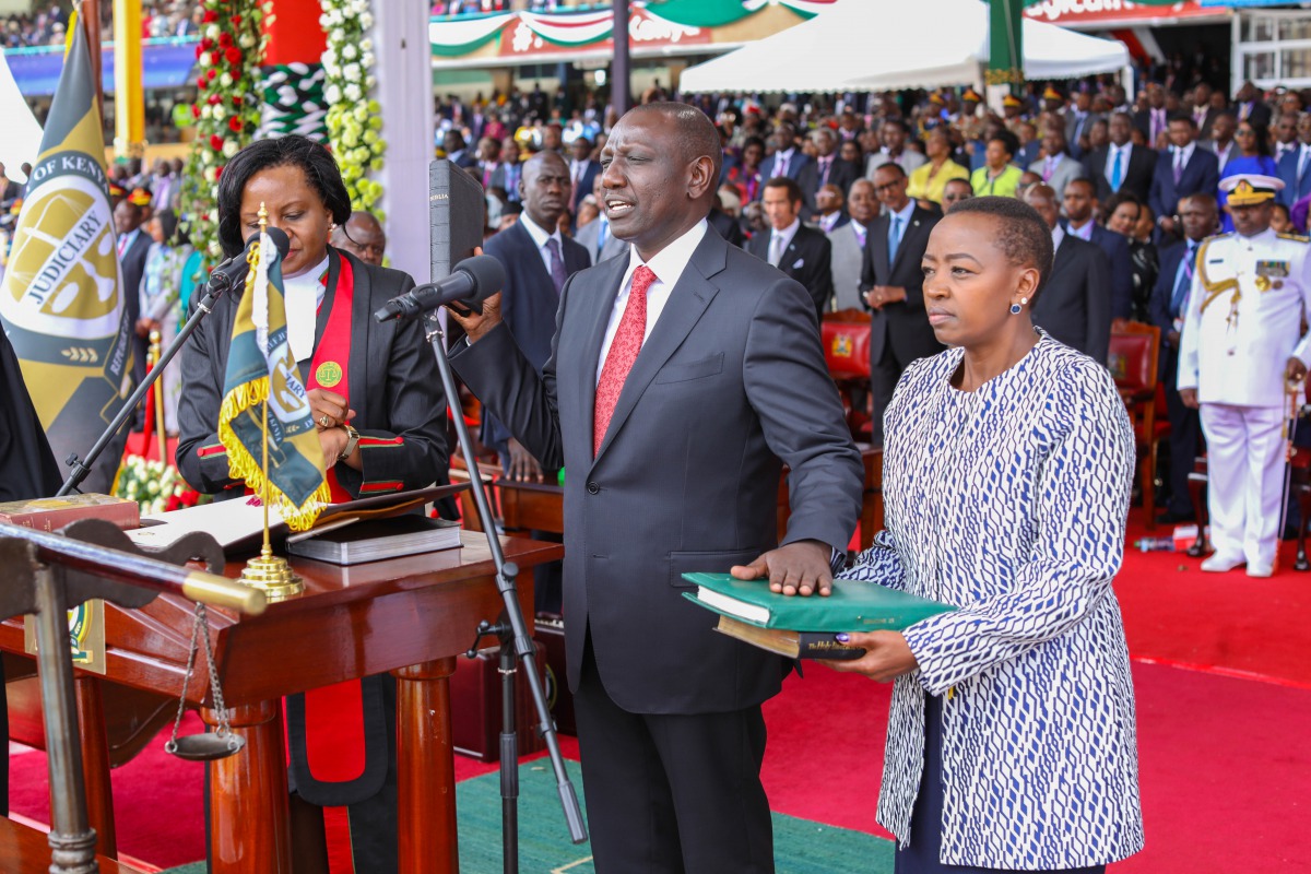 Kenya's vice president-elect, William Ruto takes oath during the swearing in ceremony at the Kasarani Sport Stadium in Nairobi on November 28, 2017. ( Kenyan Presidency Press Office handout / Anadolu Agency)