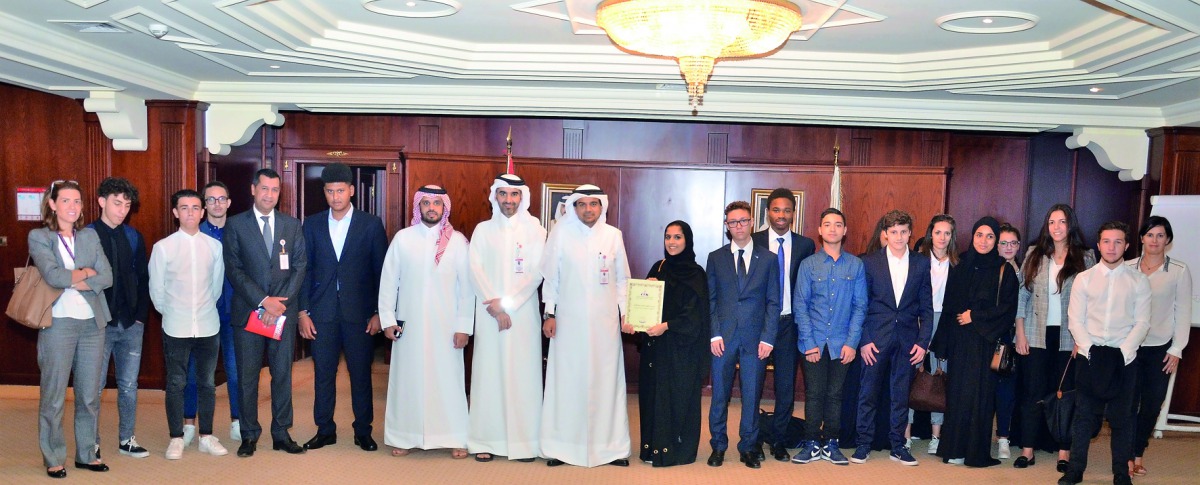 Dr Abdulbasit Ahmad Al Shaibei (centre), QIIB CEO; and the bank’s top officials, with students and staff members of Voltaire School, during their visit to the bank. 