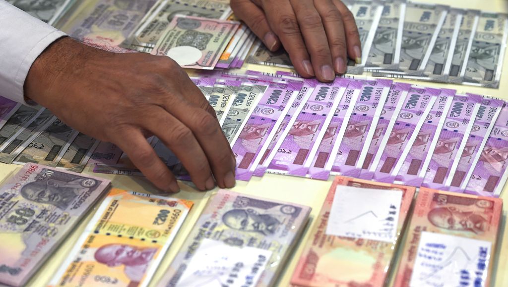 Numismatist Vijay Pal arranges Indian currency notes at the INPEX- 2017 National Philatelic Exhibition in Mumbai on November 30, 2017. / AFP / INDRANIL MUKHERJEE
