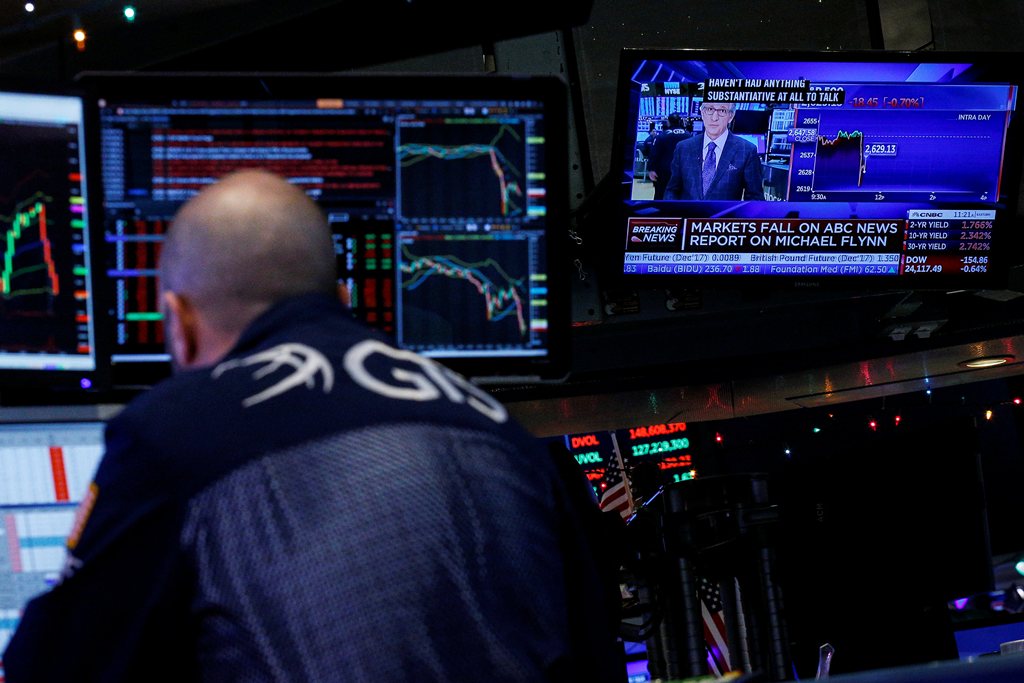 A specialist trader works at his post on the floor, as a television displays the news about former U.S. national security adviser Michael Flynn, at the New York Stock Exchange, (NYSE) in New York, U.S., December 1, 2017. (REUTERS/Brendan McDermid)