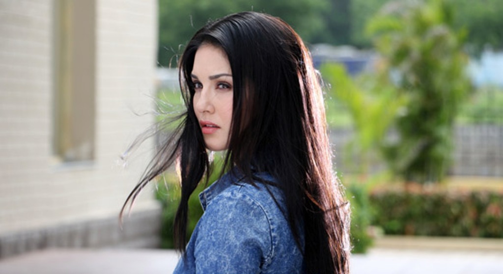 A still of the actress Sunny Leone from the movie Tera Intezaar.