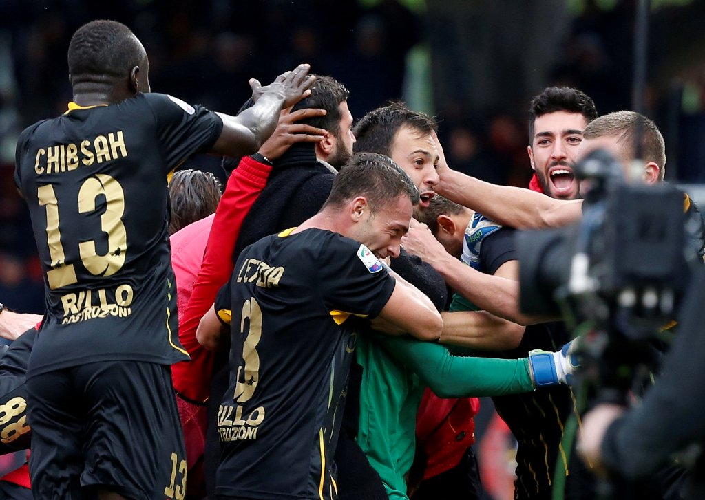Benevento’s Alberto Brignoli celebrates with teammates after scoring their second goal REUTERS/Ciro De Luca
