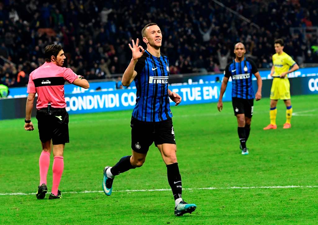 Inter Milan's Croatian forward Ivan Perisic celebrates after scoring during the Italian Serie A football match Inter Milan vs Chievo on December 3, 2017 at the San Siro stadium in Milan. / AFP / MIGUEL MEDINA