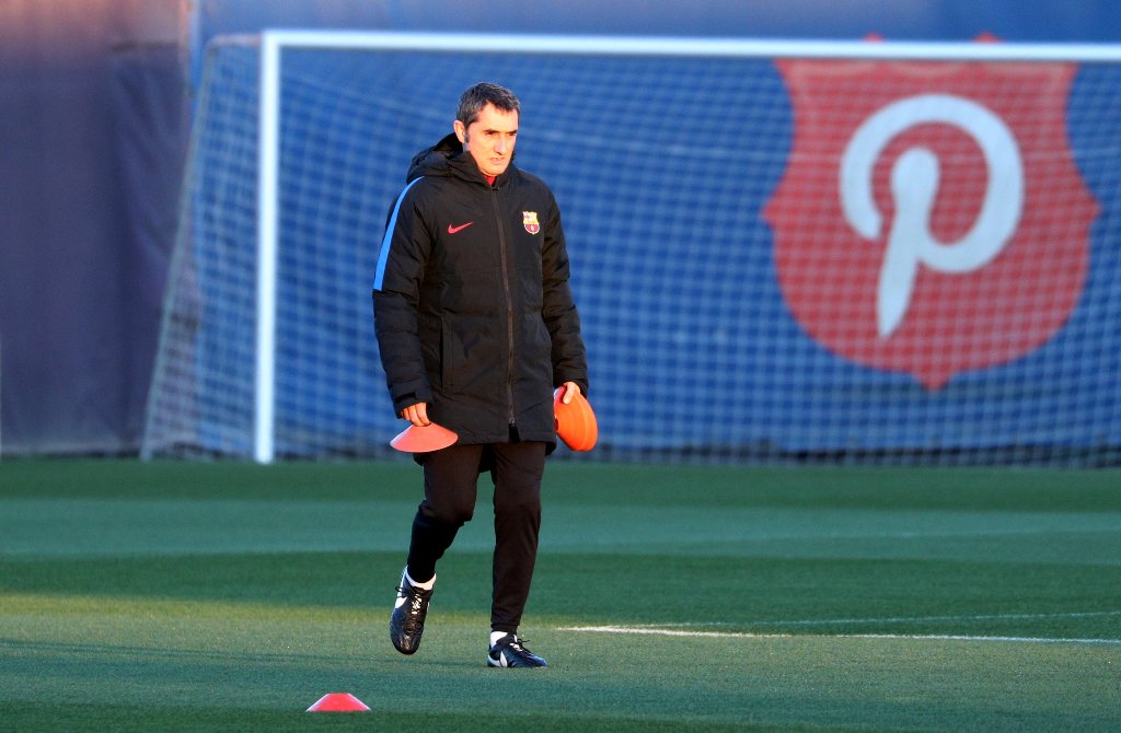 Barcelona coach Ernesto Valverde during training REUTERS/Sergio Perez

