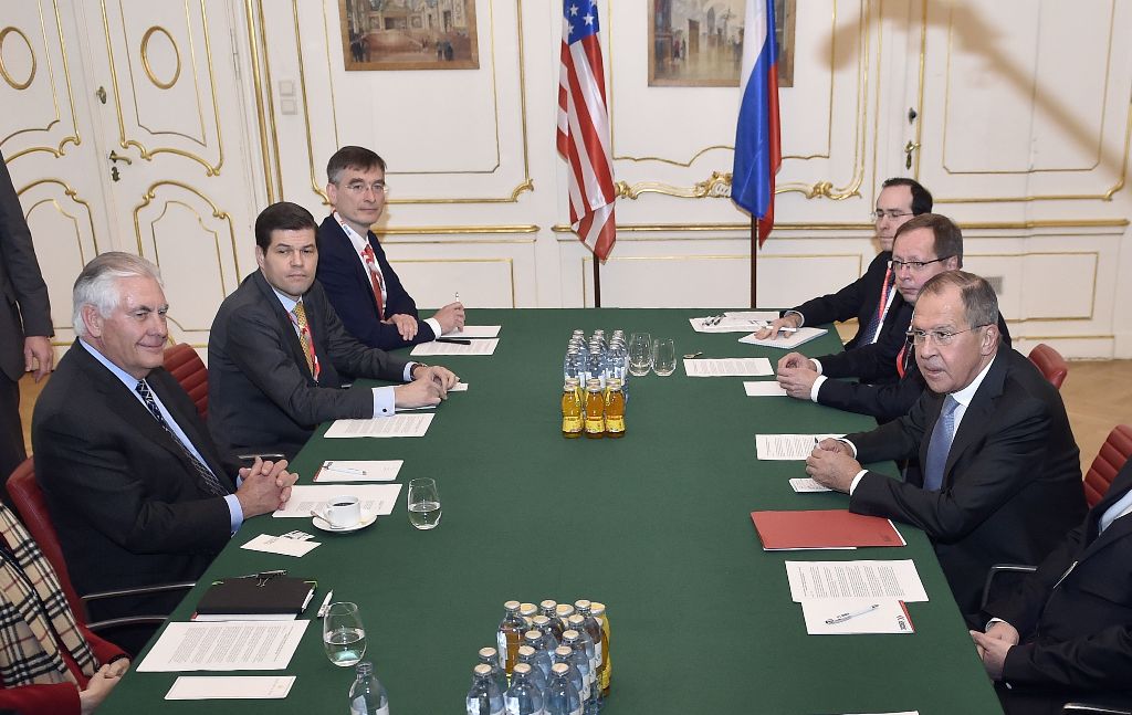 US Secretary of Stae Rex Tillerson (L) and Russian foreign minister Sergei Lavrov (R) hold bilateral talks during the 24th OSCE Ministerial Council in Vienna, on December 07, 2017.  AFP / HANS PUNZ
