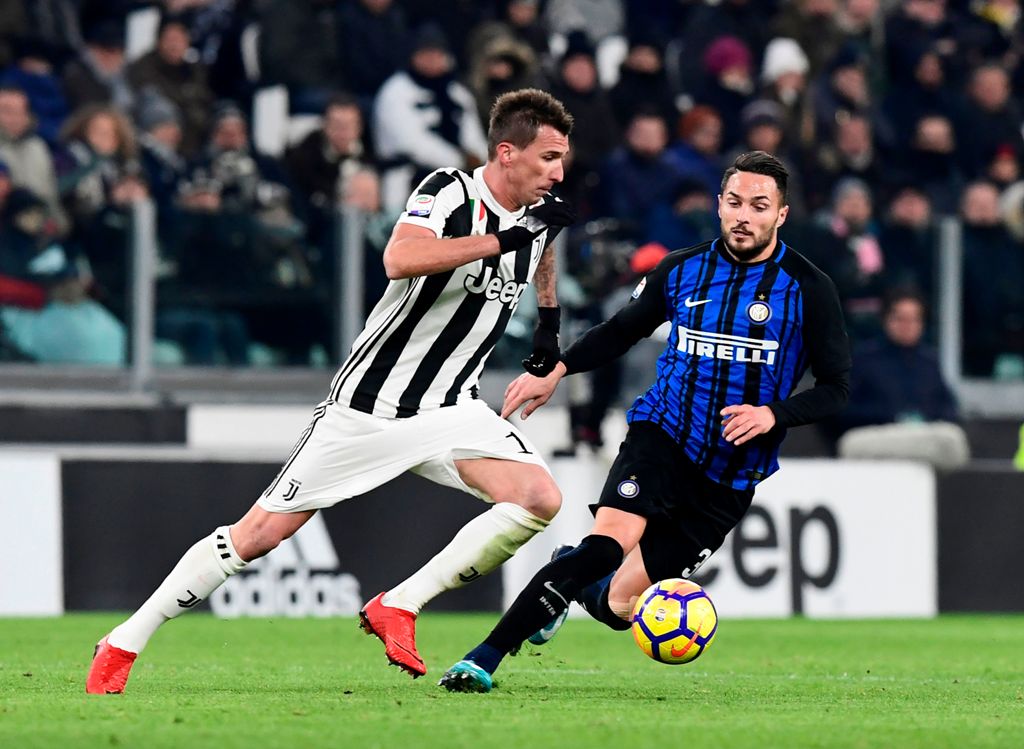 Juventus' Croatian forward Mario Mandzukic (L) vies with Inter Milan's defender Danilo D'Ambrosio during the Italian Serie A football match Juventus vs Inter Milan on December 9, 2017 at the Allianz stadium in Turin. / AFP / MIGUEL MEDINA