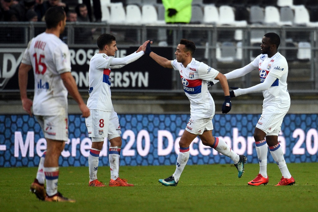 Lyon's forward Houssem Aouar (2ndL) is congratulated by teammates after scoring a goal during the French L1 football match between Amiens and Lyon on December 10, 2017 at the Licorne stadium in Amiens. / AFP / FRANCOIS LO PRESTI

