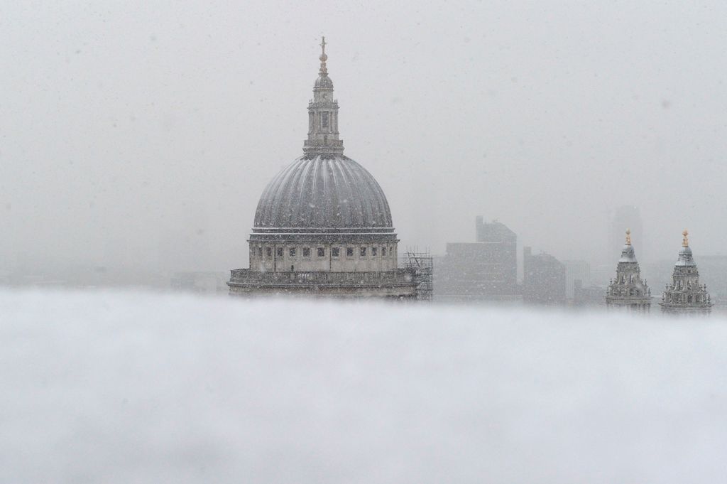 St Paul's Cathedral is seen as snow falls over central London on December 10, 2017. / AFP / DANIEL SORABJI