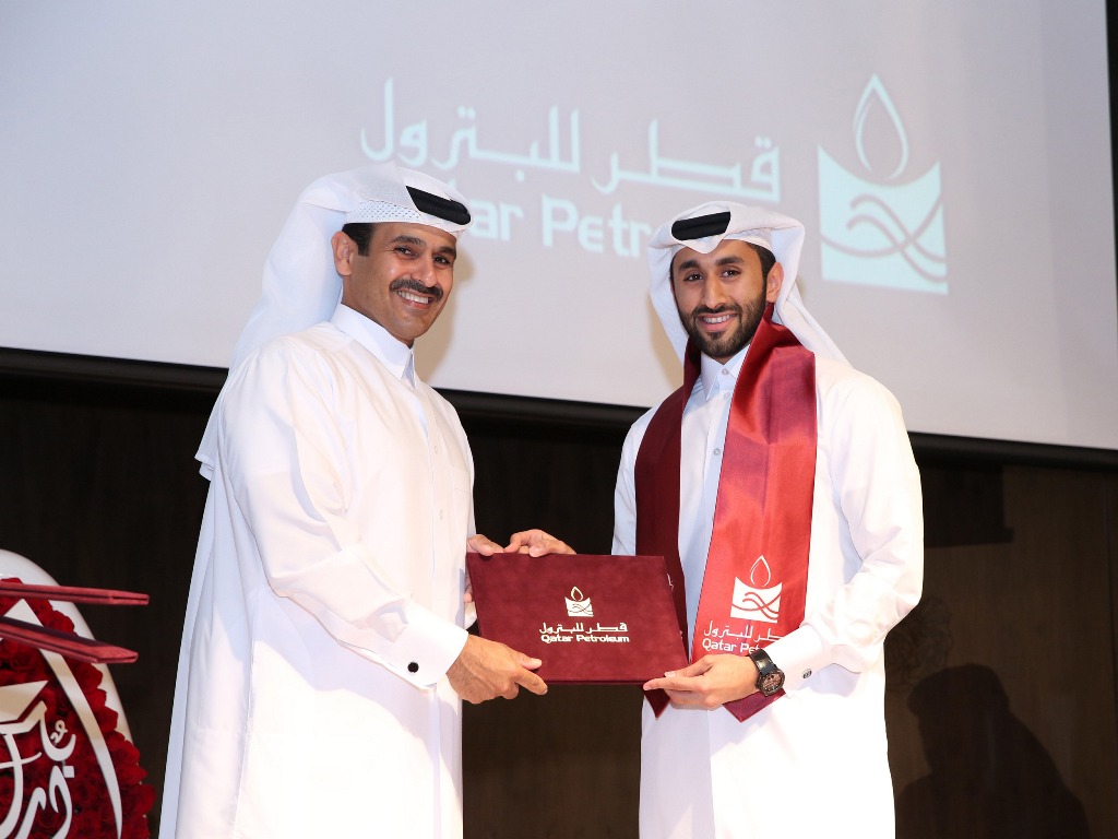 Saad Sherida Al Kaabi, President and CEO of Qatar Petroleum, honouring one of the graduates