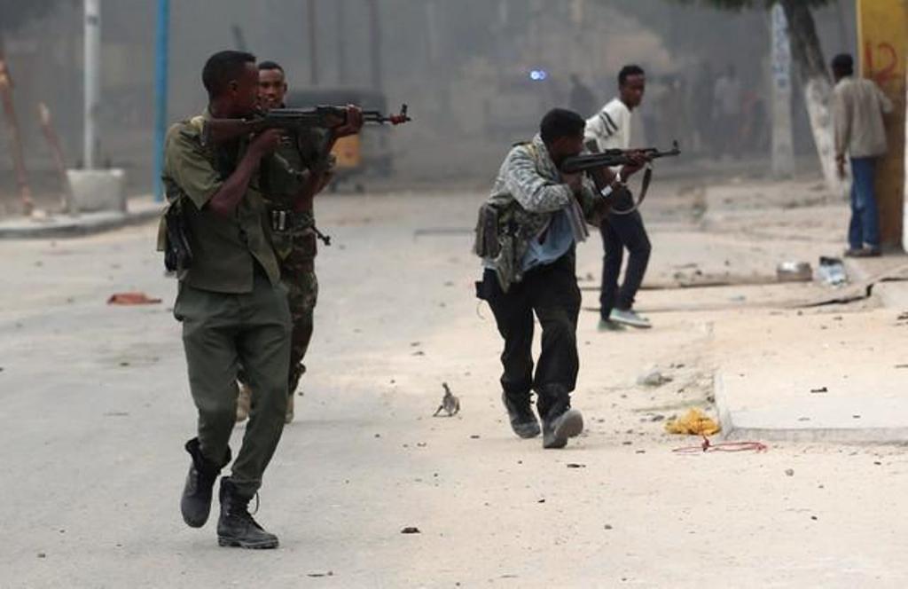Somali government soldiers run to take their positions during gunfire after a suicide bomb attack in Somalia's capital Mogadishu. REUTERS/Feisal Omar/File Photo.