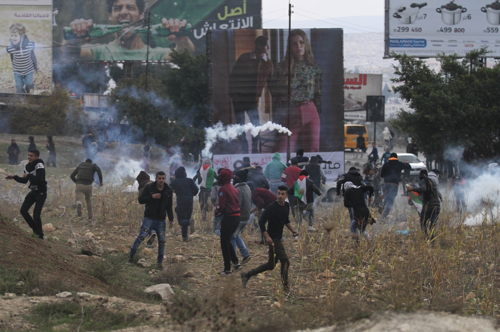 Palestinians clash with Israeli soldiers during a demonstration against U.S. President Donald Trump's recognition of Jerusalem as Israel's capital, in Nablus, West Bank on December 13, 2017. ( Nedal Eshtayah - Anadolu Agency ).