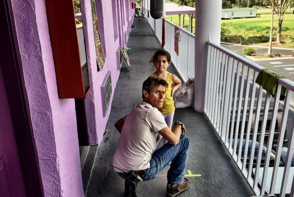A still of the actors Willem Dafoe and Brooklynn Prince from the movie The Florida Project. 