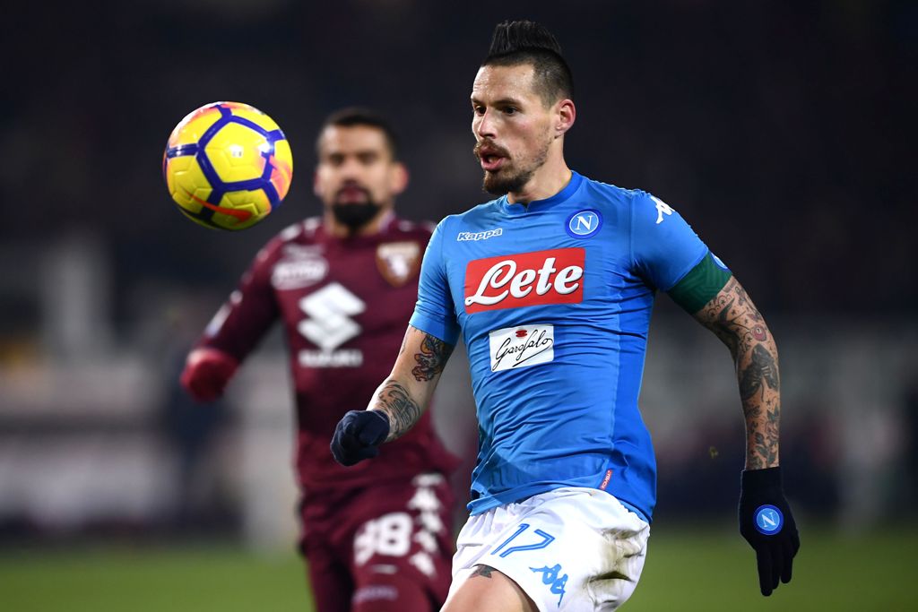 Napoli's midfielder Marek Hamsik from Slovakia eyes the ball during the Italian Serie A football match Torino Vs Napoli on December 16, 2017 at the 'Grande Torino' stadium in Turin. / AFP / MARCO BERTORELLO
