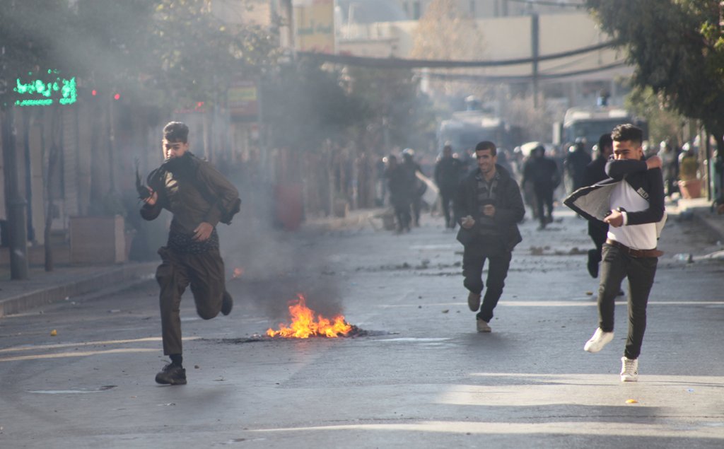 Kurdish protesters run away from tear gaz during a rally against the Kurdistan Regional Government (KRG) in Sulaimaniyah, Iraq December 18, 2017. REUTERS/Stringer. 