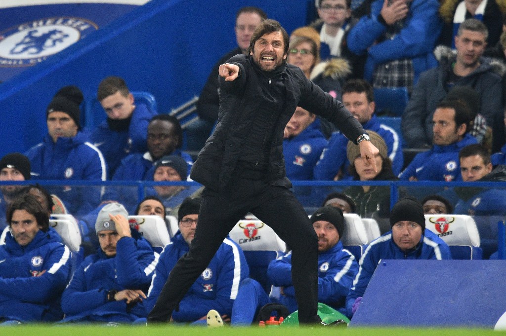 Chelsea's Italian head coach Antonio Conte gestures during the English League Cup quarter-final football match between Chelsea and Bournemouth at Stamford Bridge Stadium, in southwest London on December 20, 2017. AFP / Glyn KIRK  
