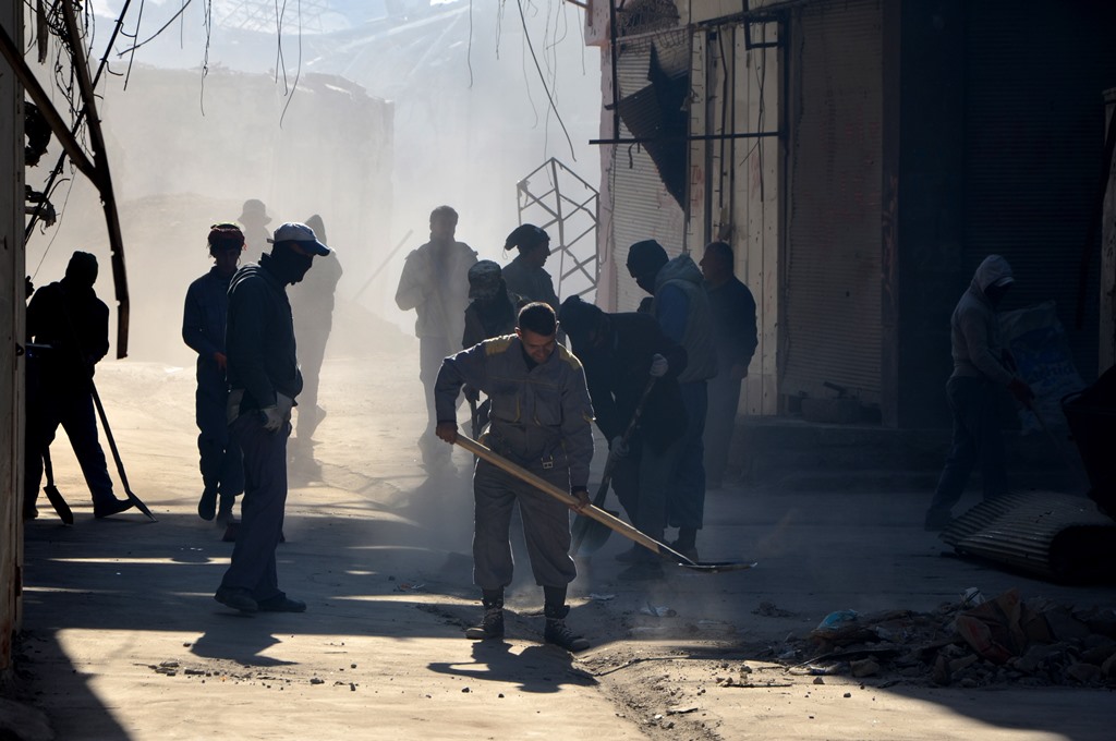 A picture taken on December 16, 2017 shows Iraqi volunteers salvaging and cleaning up the debris and destruction in the Bab al-Saray area in the old city of the northern Iraqi city of Mosul. AFP / Ahmad MUWAFAQ