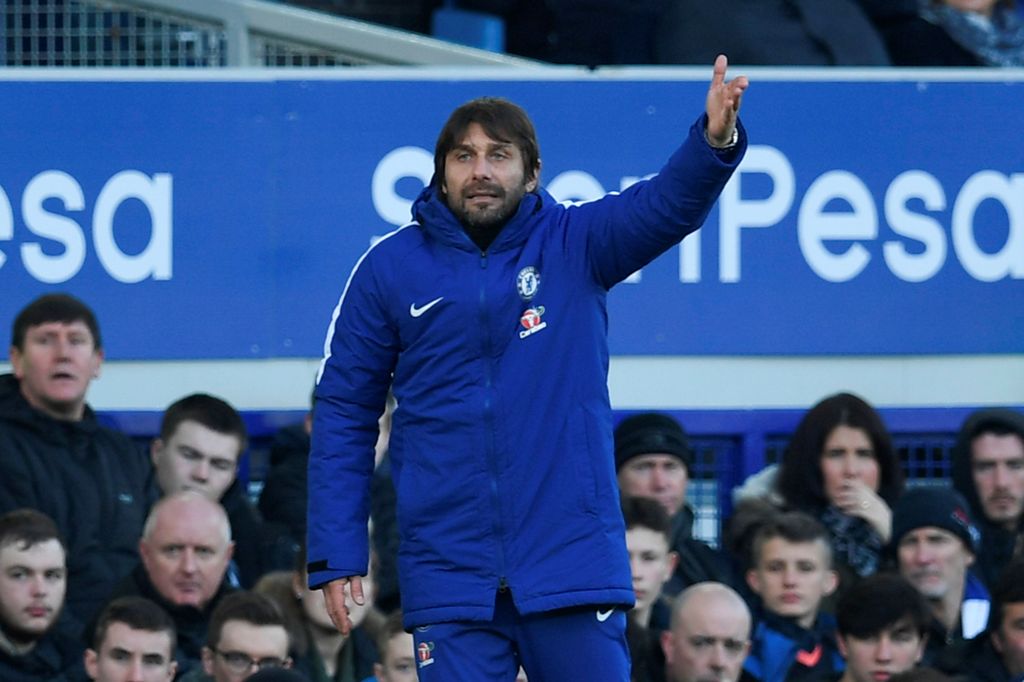 Chelsea's Italian head coach Antonio Conte gestures on the touchline during the English Premier League football match between Everton and Chelsea at Goodison Park in Liverpool, north west England on December 23, 2017.  AFP / PAUL ELLIS 
